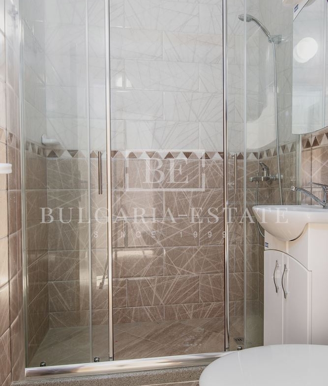 Тристаен апартамент с морска панорама – кв. Бриз + двоен гараж и паркомясто - 0