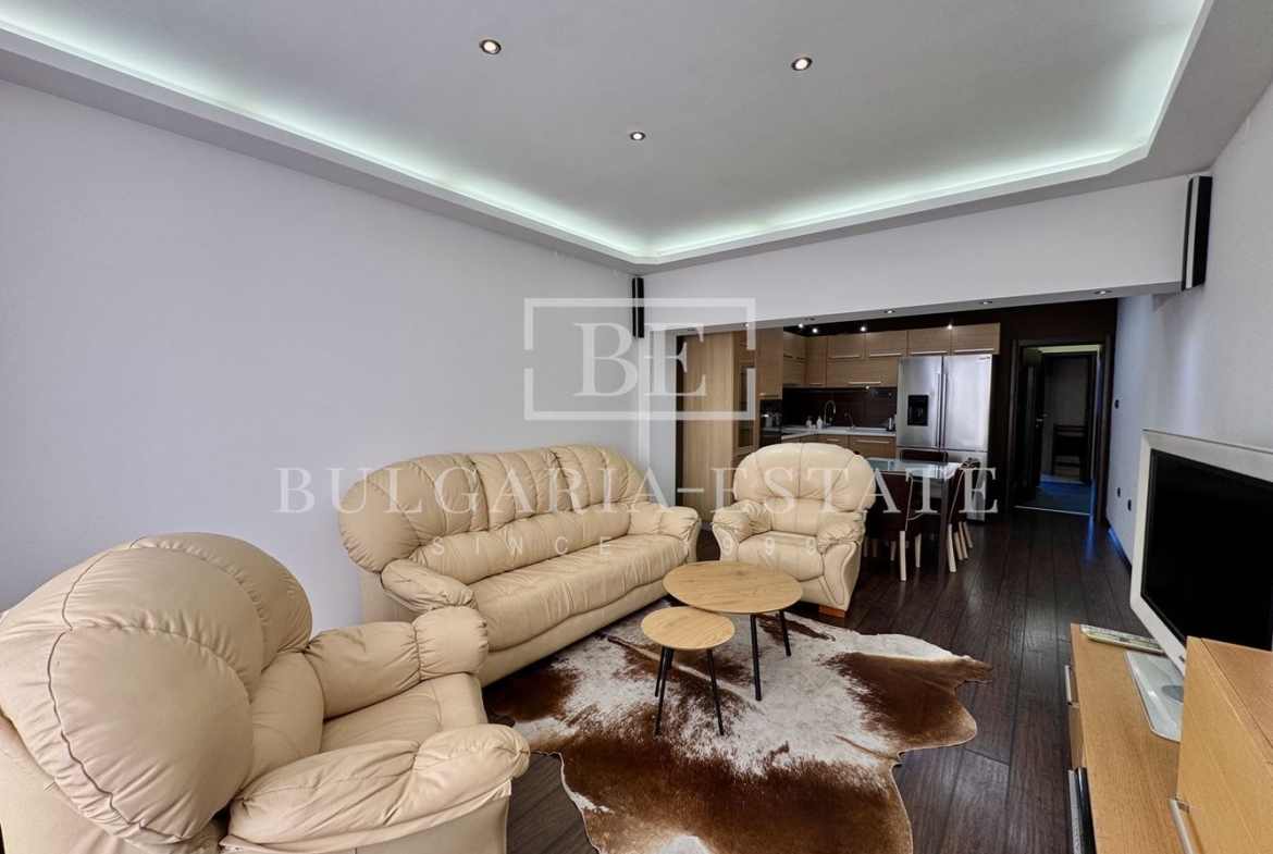 Елегантен тристаен апартамент, напълно обзаведен, в топ центъра на Варна - 0