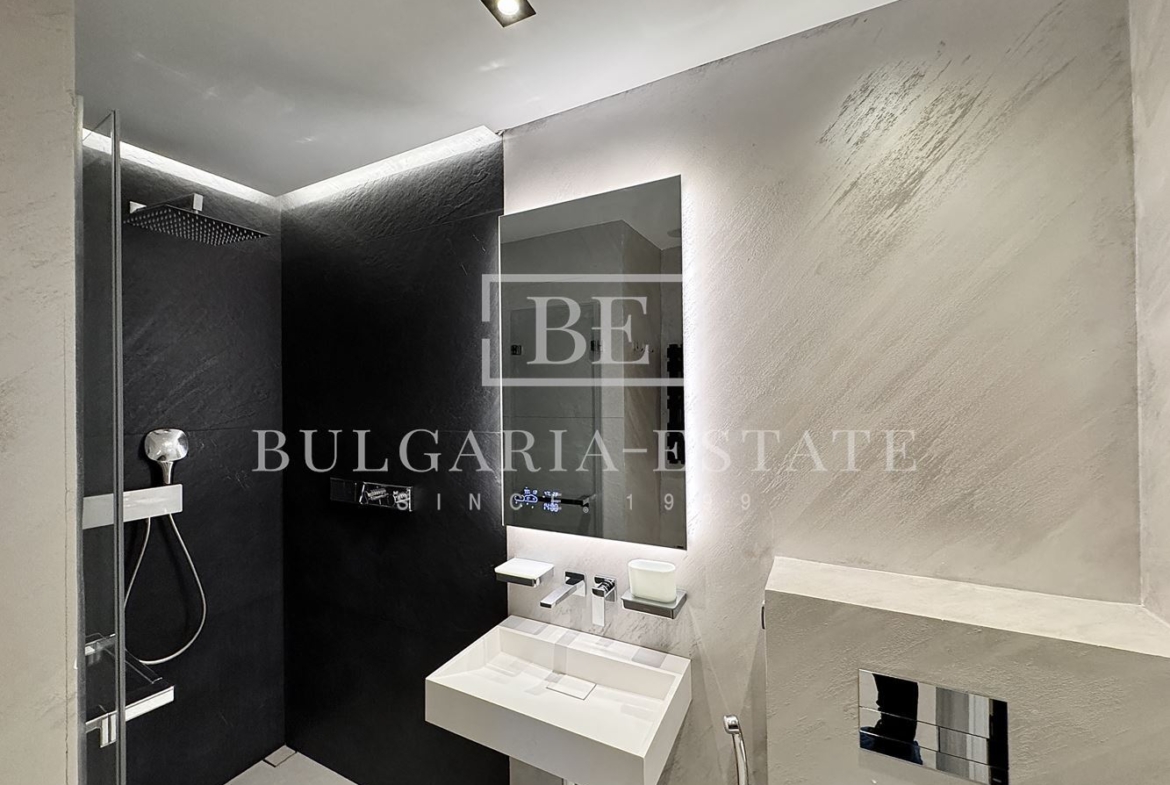 Stylish one-bedroom apartment for rent in an iconic building in. Breeze - 0