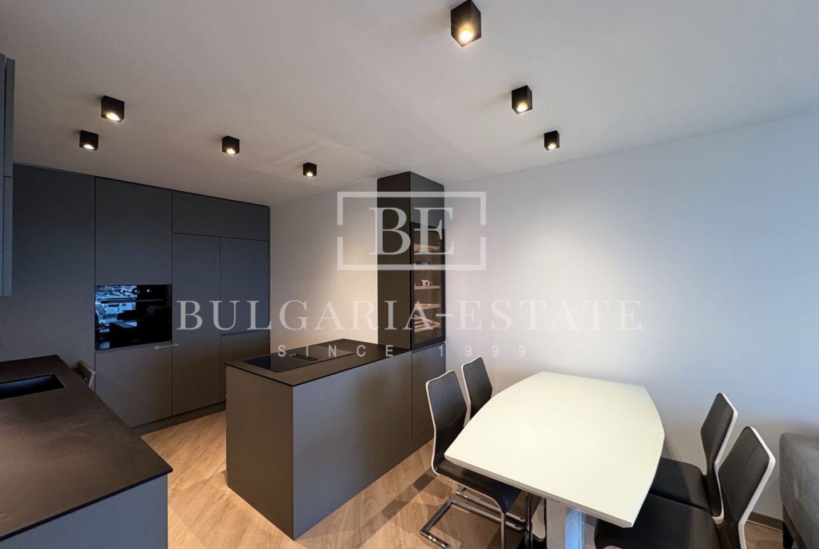 Stylish one-bedroom apartment for rent in an iconic building in. Breeze - 0