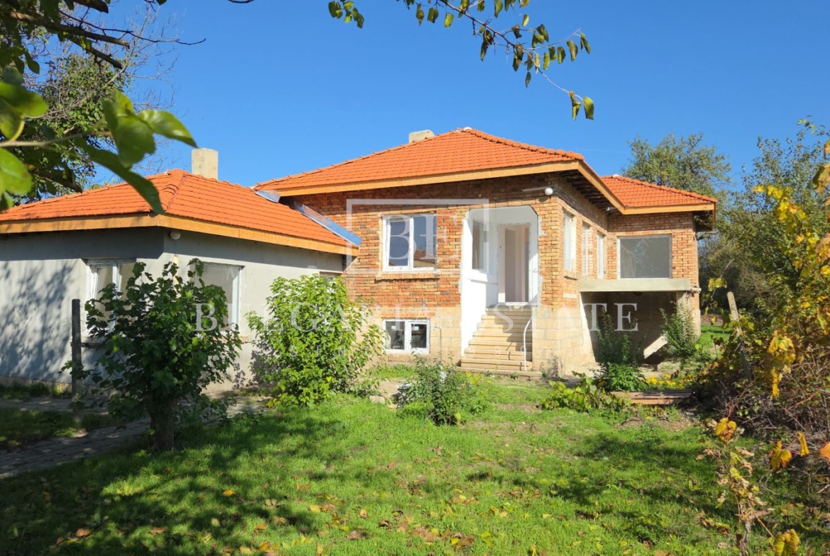 Реновирана къща с голяма градина - 0