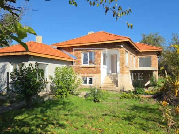 Реновирана къща с голяма градина - 0