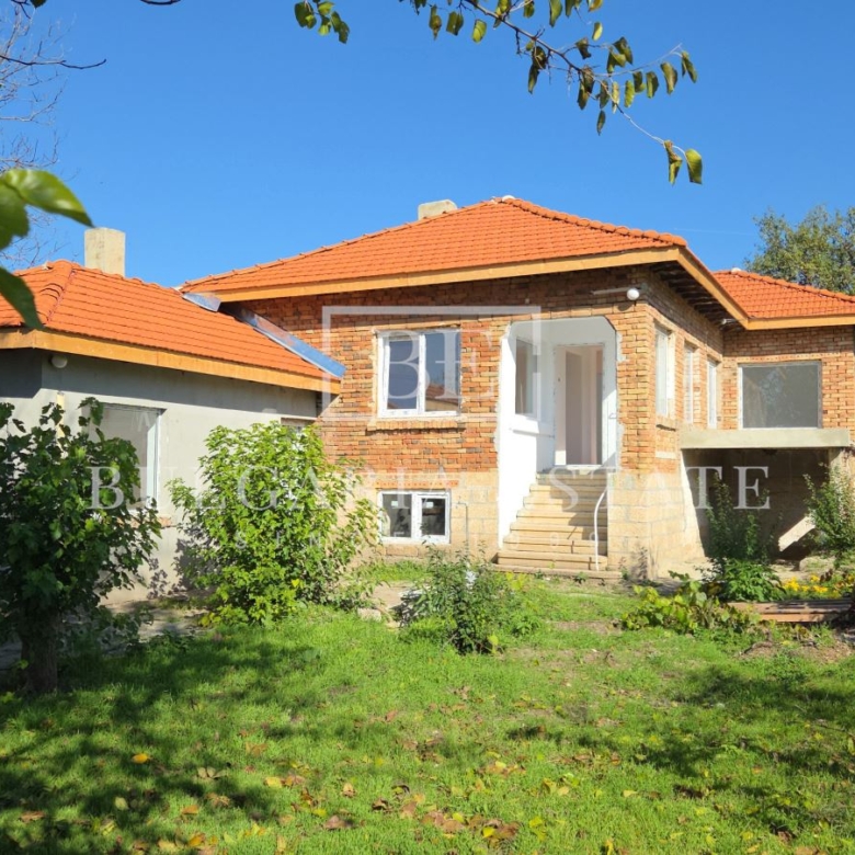 Реновирана къща с голяма градина - 0