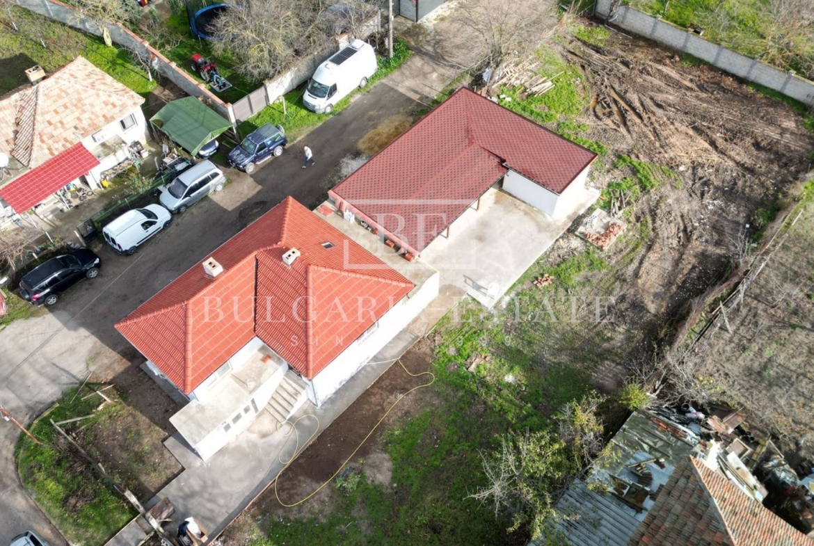 Прекрасна реновирана къща с голям двор – само на 12 км от центъра на Варна, с. Бенковски - 0