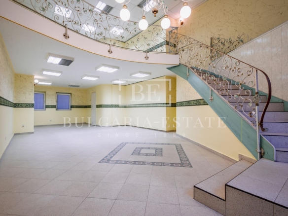 Ексклузивно от България Естейт: Магазин и Коктейл Бар в Центъра на Варна - 0