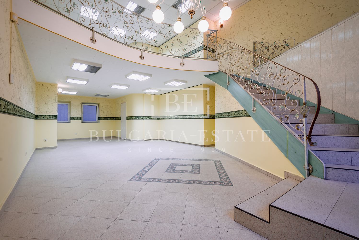 Ексклузивно от България Естейт: Магазин и Коктейл Бар в Центъра на Варна - 0