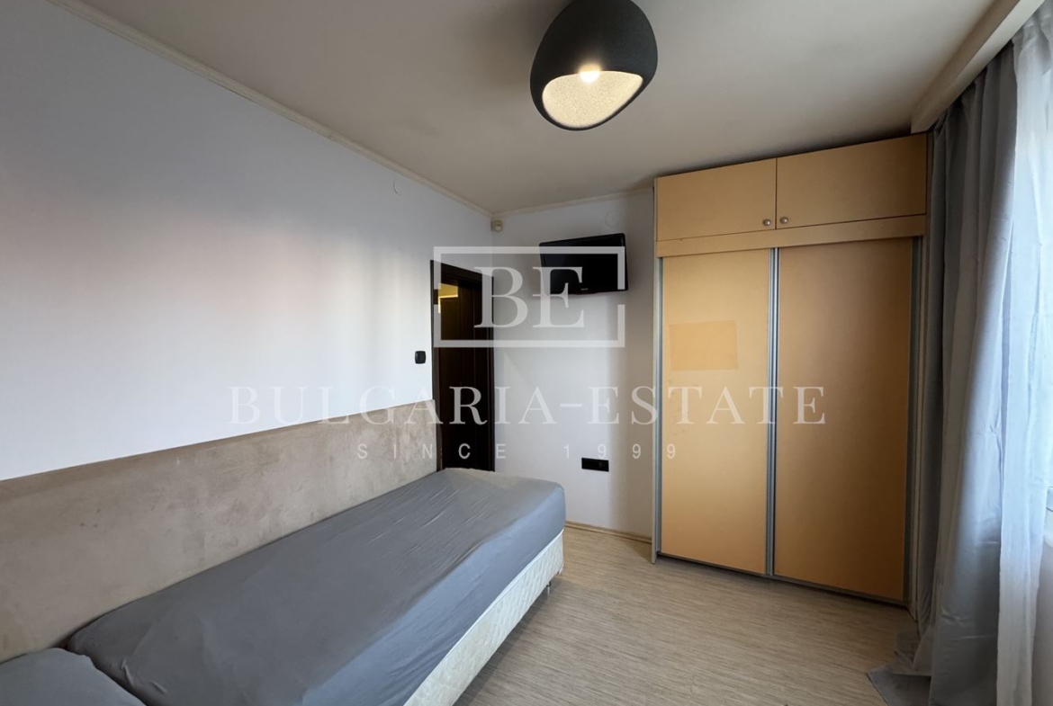 Елегантен тристаен апартамент, напълно обзаведен, в топ центъра на Варна - 0