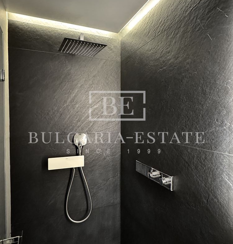 Stylish one-bedroom apartment for rent in an iconic building in. Breeze - 0