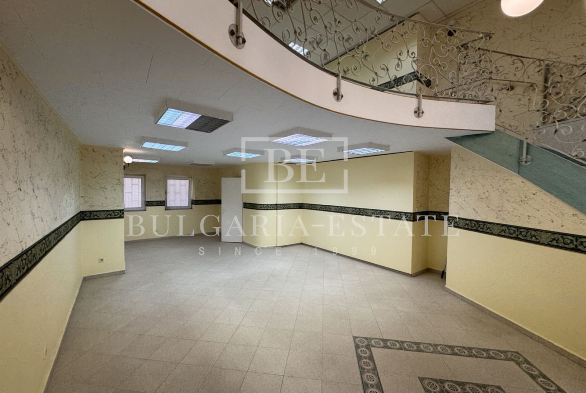 Ексклузивно от България Естейт: Магазин и Коктейл Бар в Центъра на Варна - 0