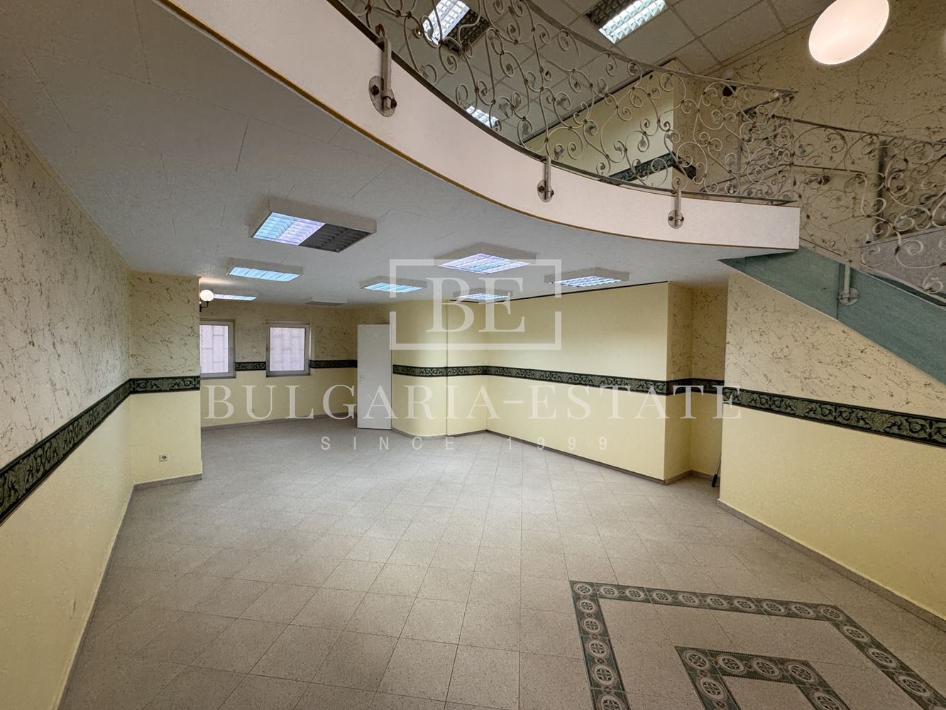 Ексклузивно от България Естейт: Магазин и Коктейл Бар в Центъра на Варна - 0