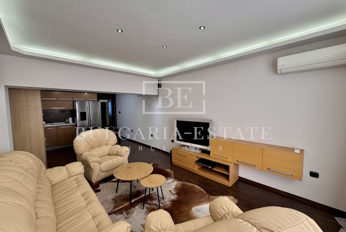 Елегантен тристаен апартамент, напълно обзаведен, в топ центъра на Варна - 0
