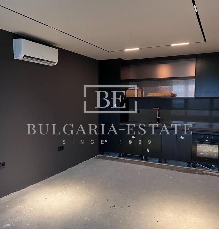 Просторен двустаен апартамент с две тераси в широкия център - 0