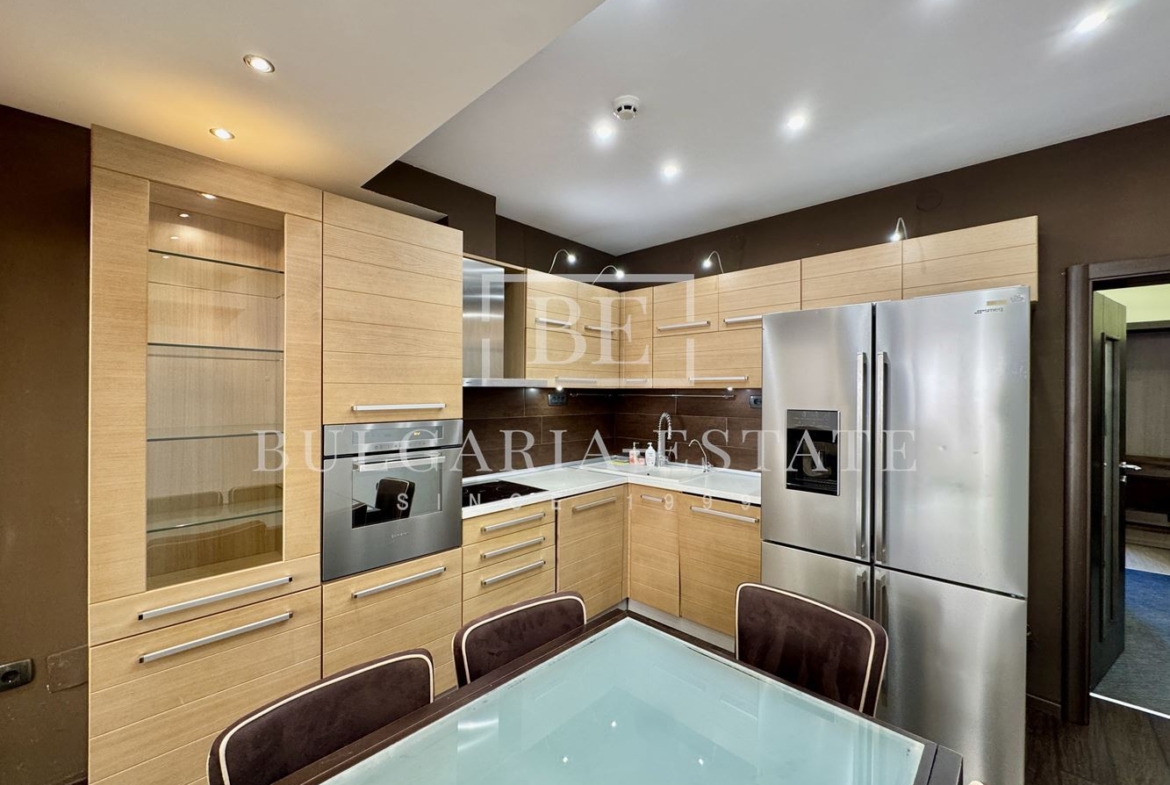 Елегантен тристаен апартамент, напълно обзаведен, в топ центъра на Варна - 0