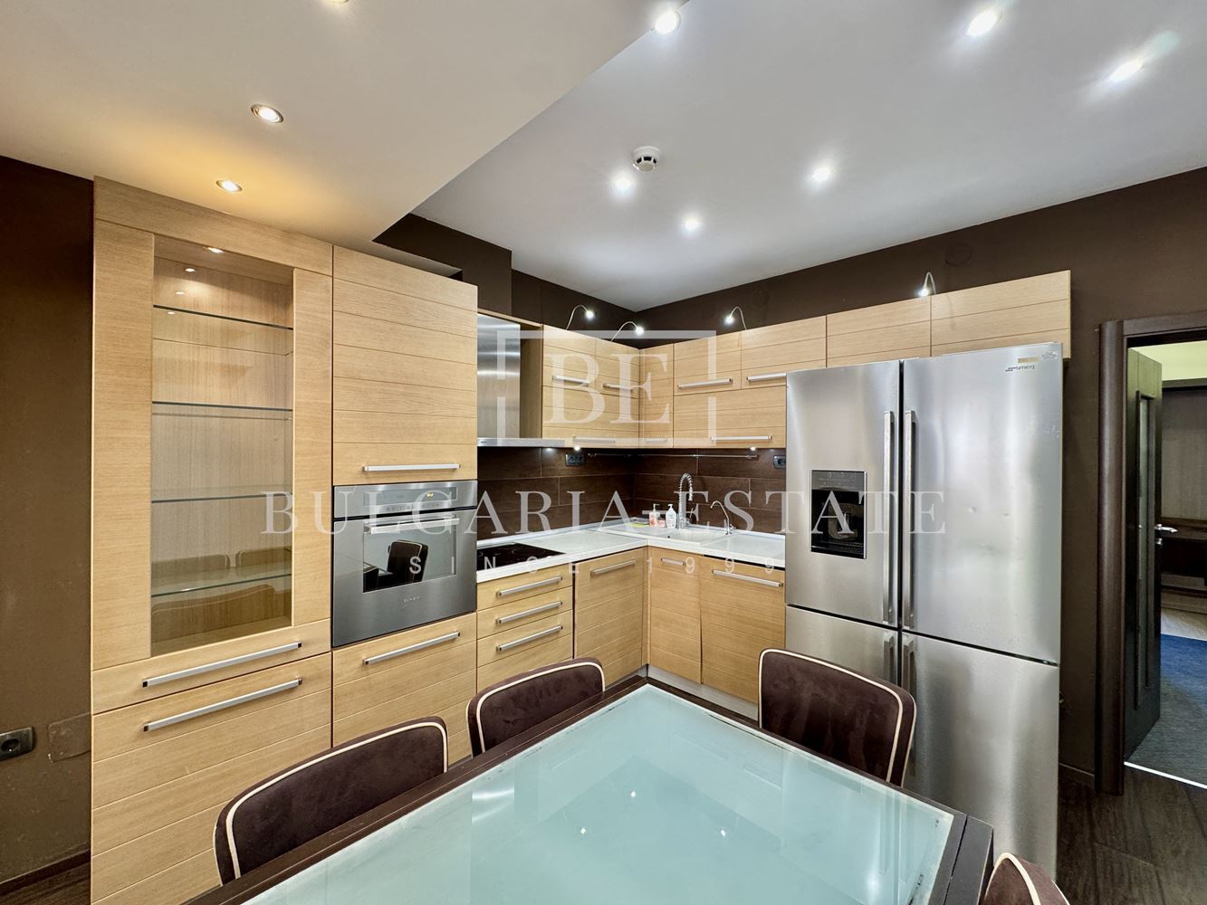 Елегантен тристаен апартамент, напълно обзаведен, в топ центъра на Варна-0 Елегантен тристаен апартамент, напълно обзаведен, в топ центъра на Варна - 0