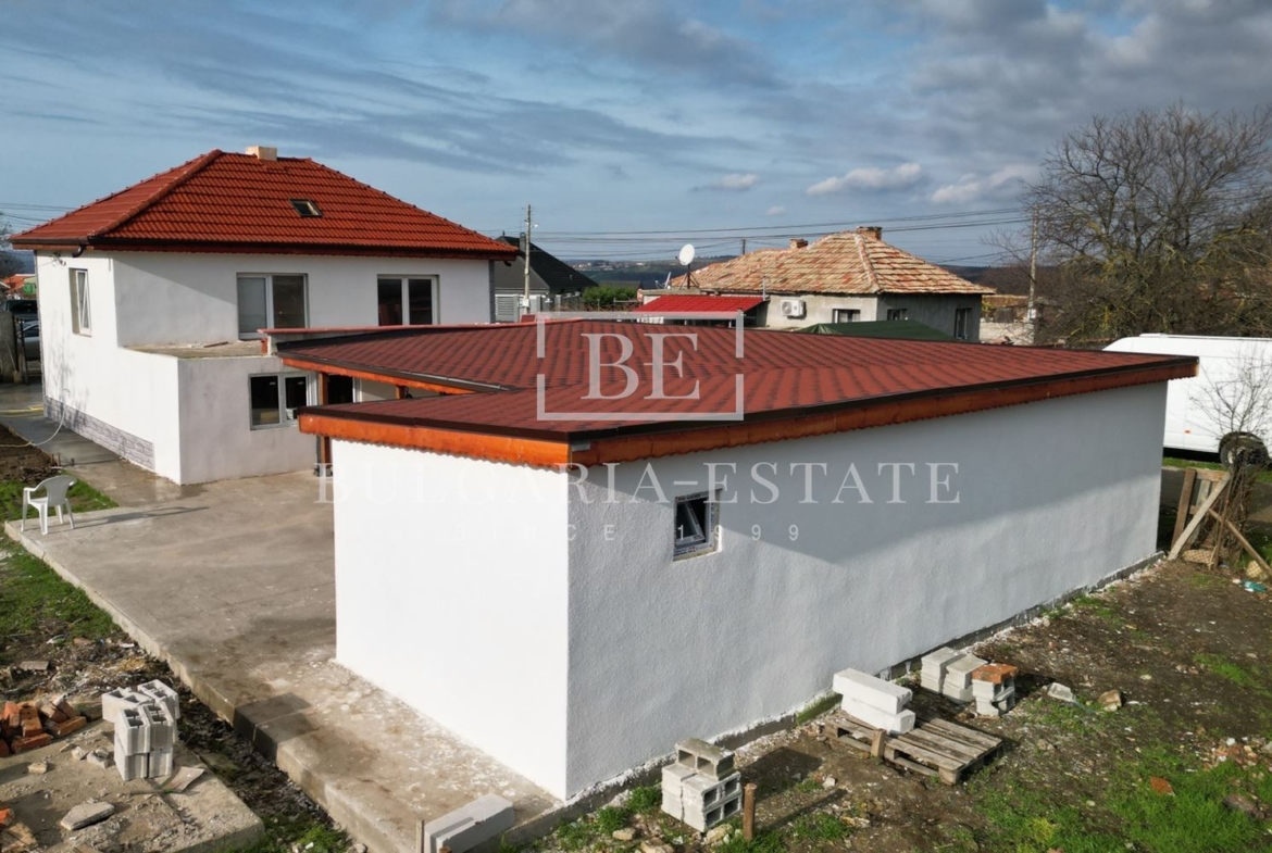 Прекрасна реновирана къща с голям двор – само на 12 км от центъра на Варна, с. Бенковски - 0