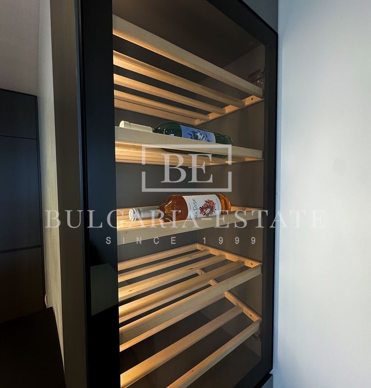 Stylish one-bedroom apartment for rent in an iconic building in. Breeze - 0