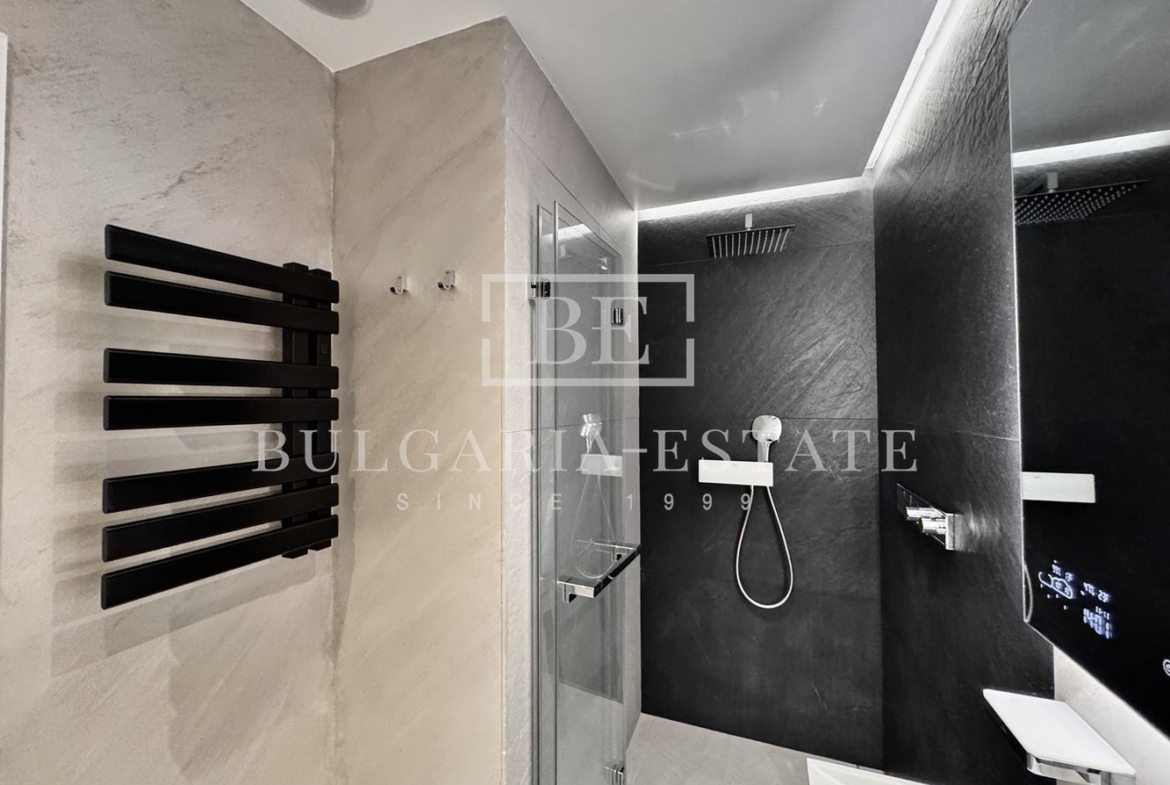 Stylish one-bedroom apartment for rent in an iconic building in. Breeze - 0