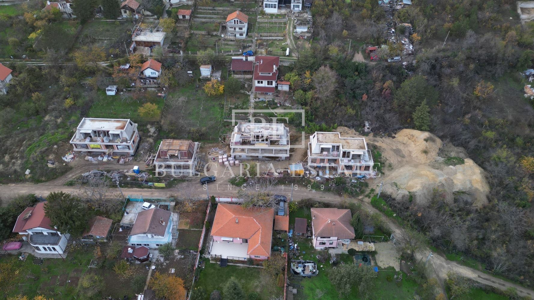 Новый трехэтажный дом со двором в Манастирском хребте - 0