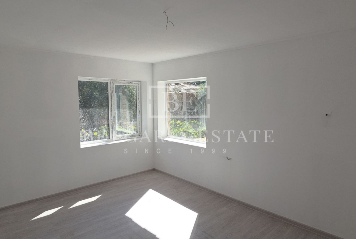 Реновирана къща с голяма градина - 0