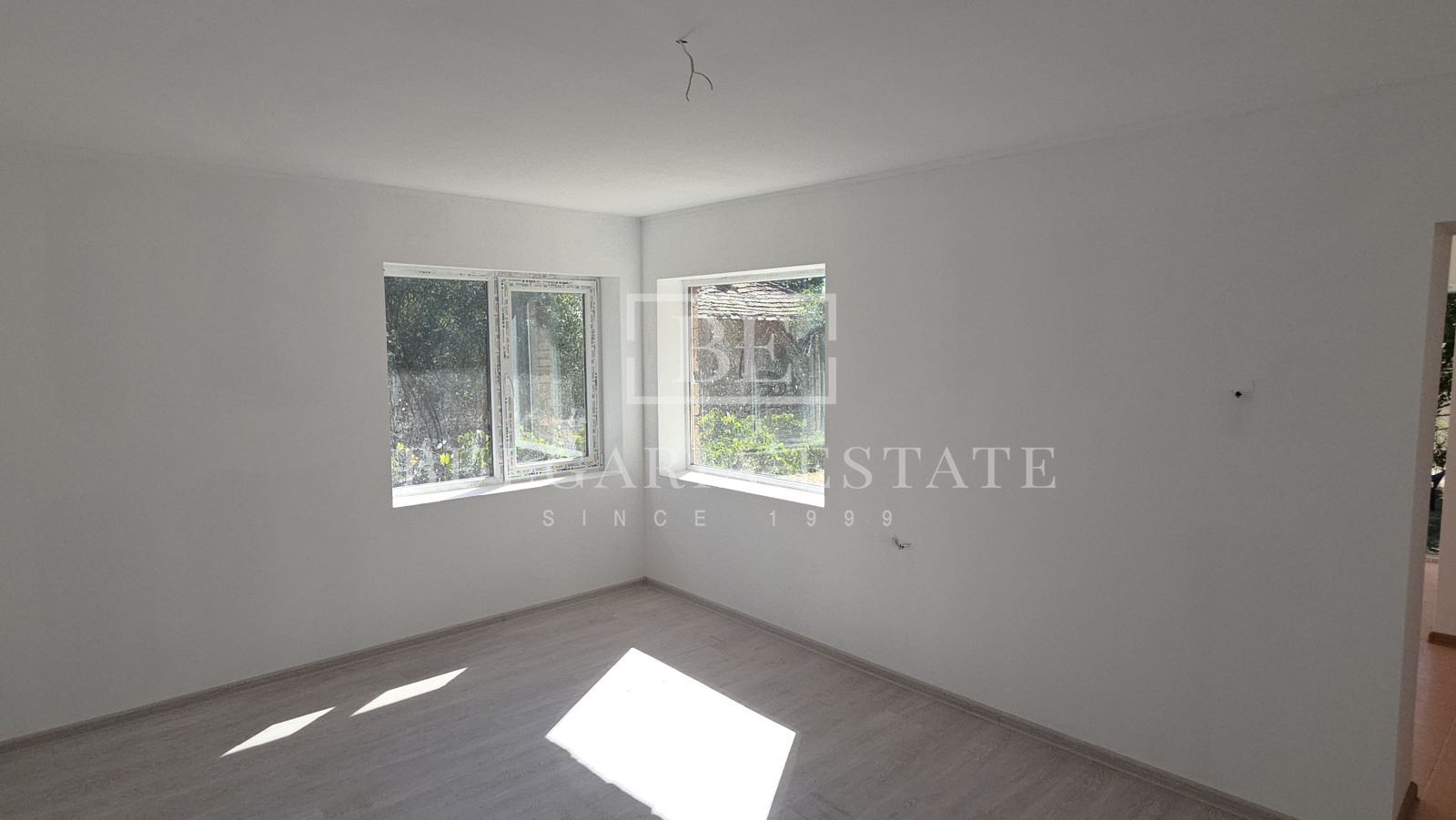 Реновирана къща с голяма градина - 0