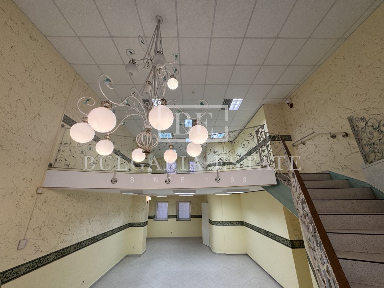 Ексклузивно от България Естейт: Магазин и Коктейл Бар в Центъра на Варна - 0