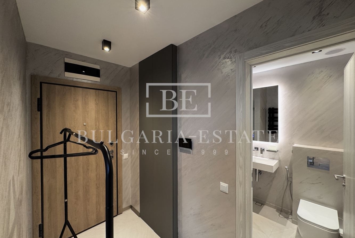 Stylish one-bedroom apartment for rent in an iconic building in. Breeze - 0