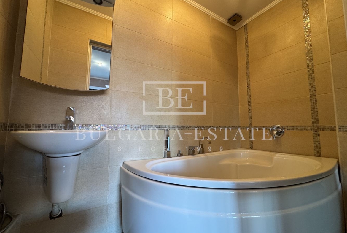 Елегантен тристаен апартамент, напълно обзаведен, в топ центъра на Варна - 0