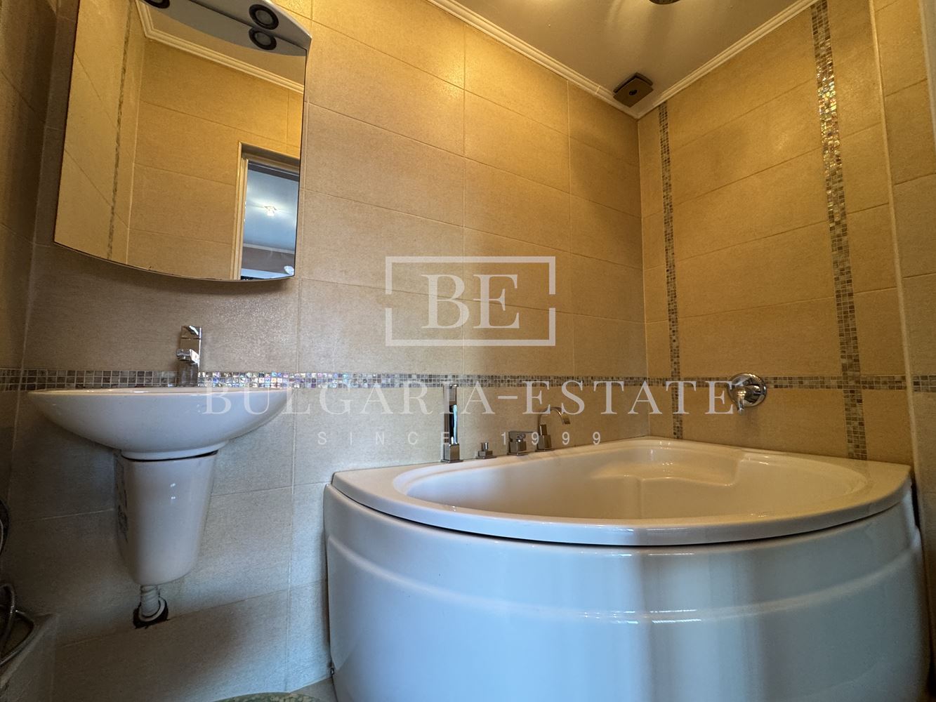 Елегантен тристаен апартамент, напълно обзаведен, в топ центъра на Варна-0 Елегантен тристаен апартамент, напълно обзаведен, в топ центъра на Варна - 0