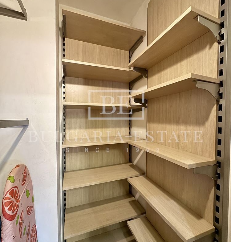 Елегантен тристаен апартамент, напълно обзаведен, в топ центъра на Варна - 0