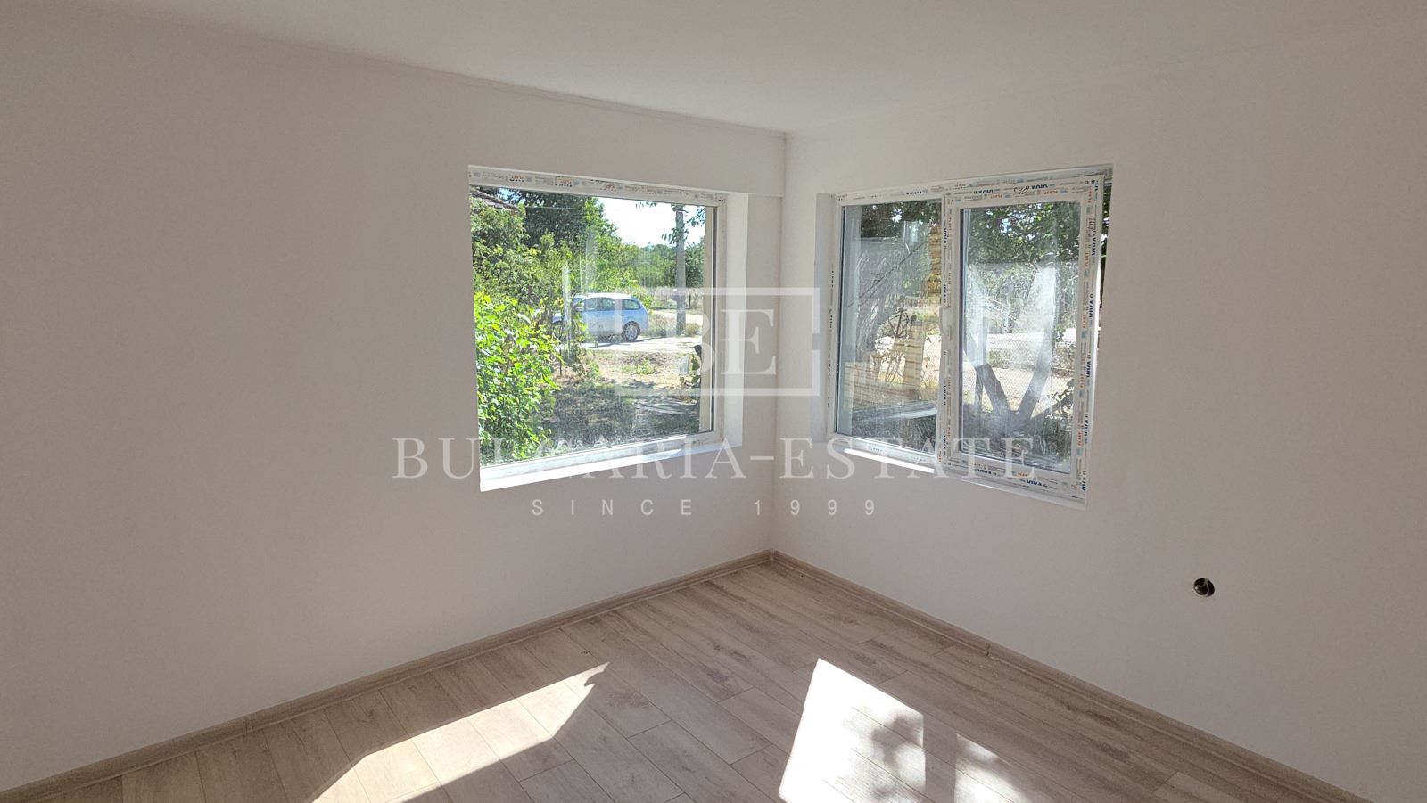 Реновирана къща с голяма градина - 0