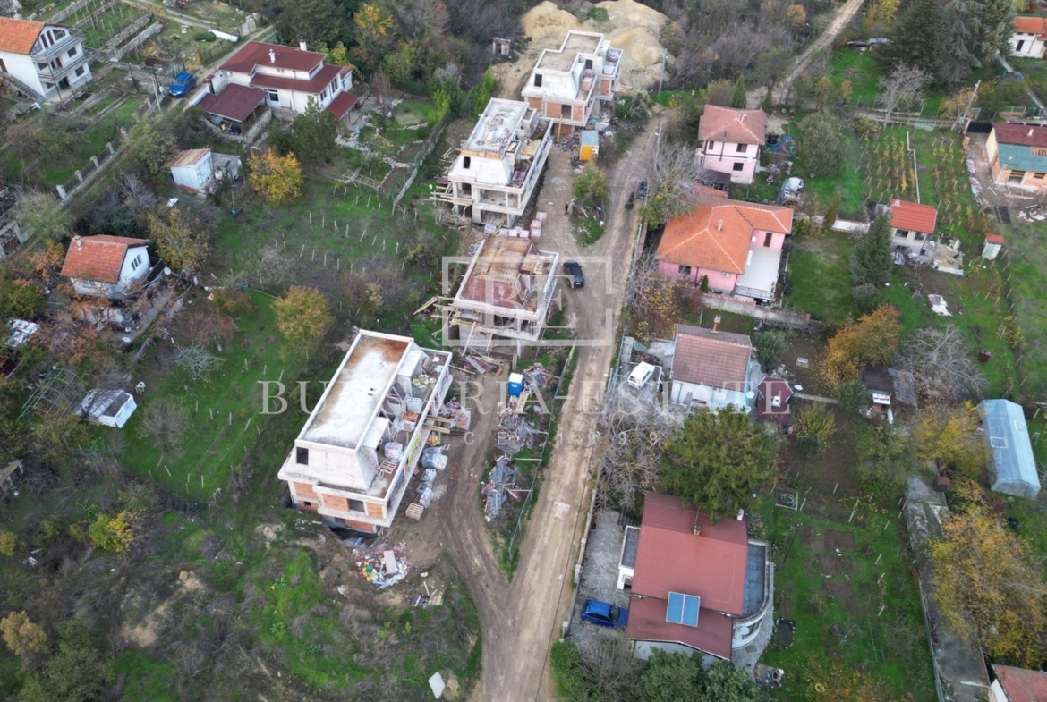 Новый трехэтажный дом со двором в Манастирском хребте - 0