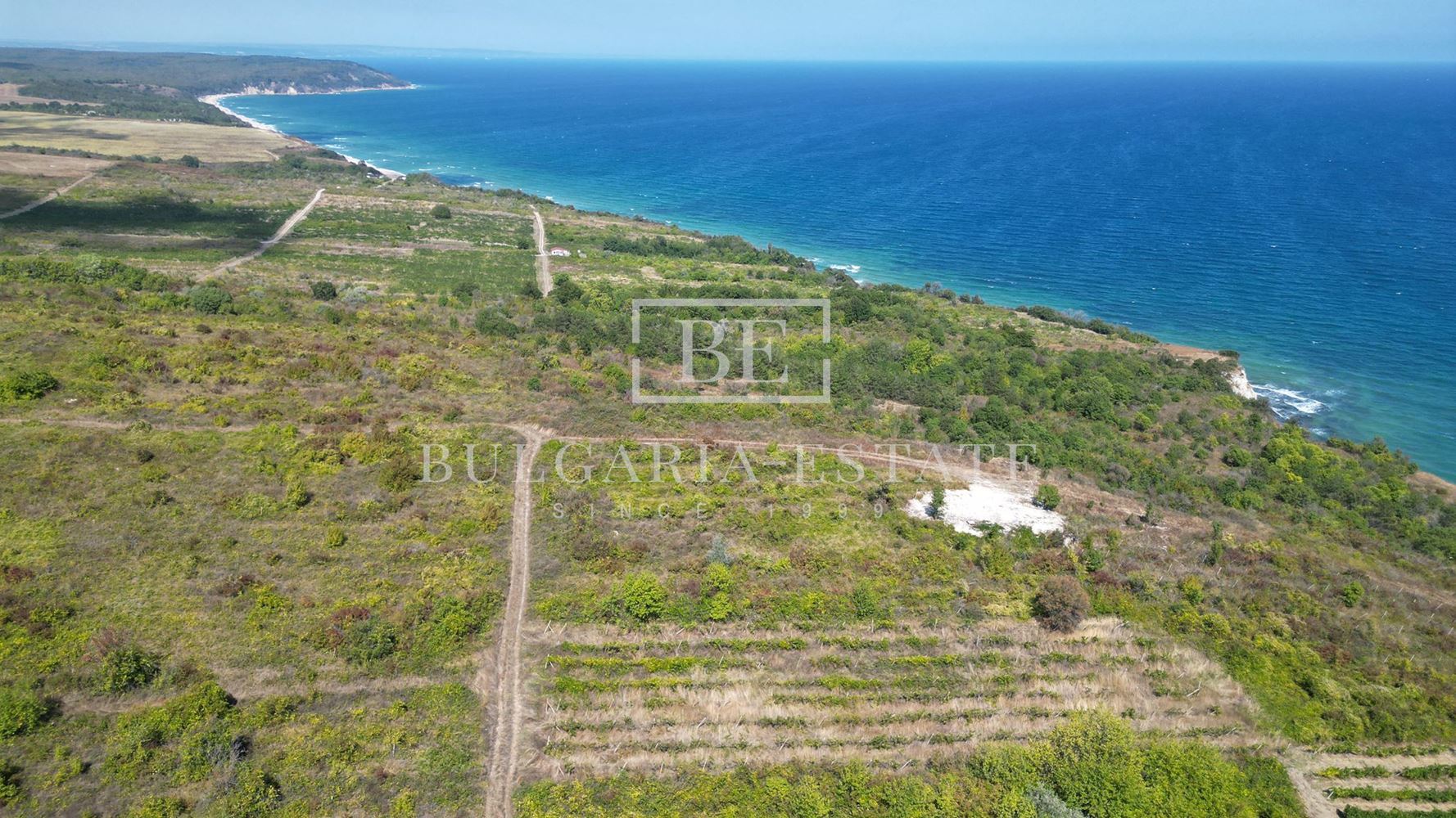 Просторен парцел за жилищно строителство в гр. Бяла – 2475 кв.м, само на 250 м от морския бряг - 0