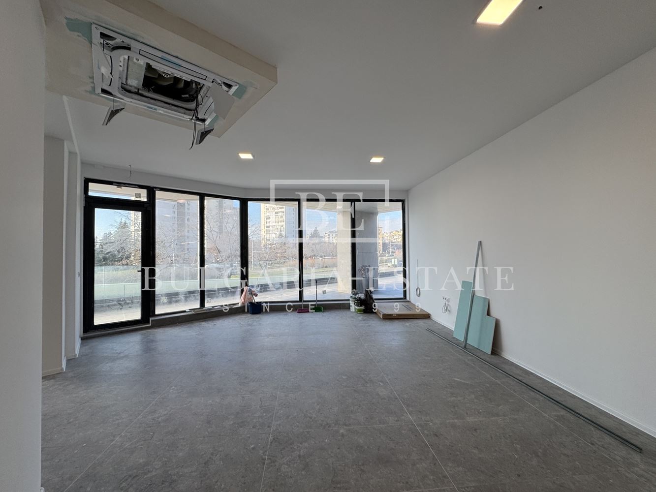 Магазин под наем на бул. „Васил Левски“ – отлична локация, функционално разпределение и паркомясто - 0