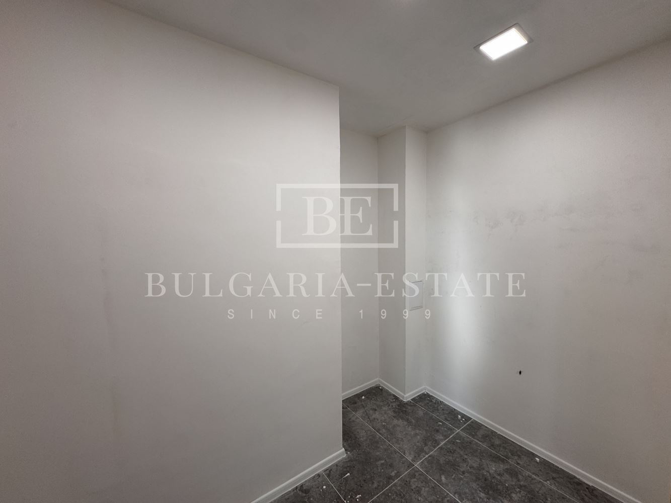 Магазин под наем на бул. „Васил Левски“ – отлична локация, функционално разпределение и паркомясто - 0