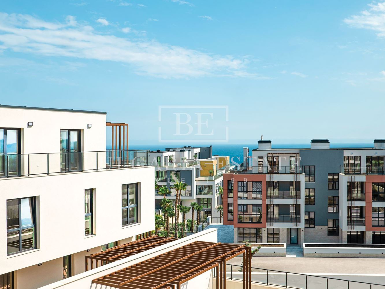 Просторен тристаен апартамент с лятна градина и нескриваема морска панорама в бутиков затворен комплекс от България Естейт - 0