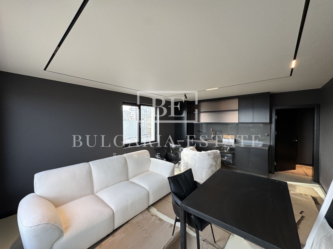 Просторен тристаен апартамент в предпочитан централен район - 0