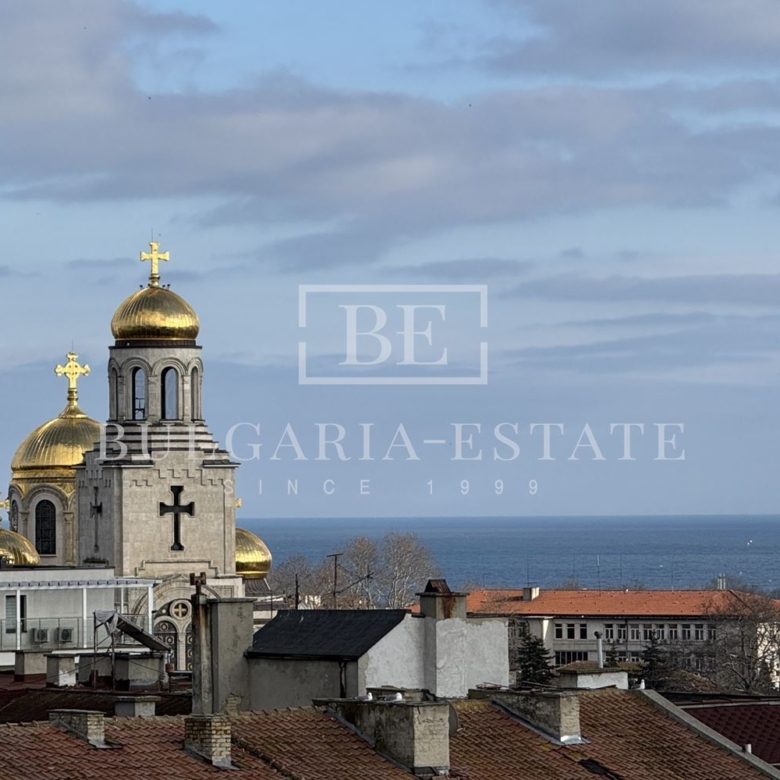 Просторен тристаен апартамент в предпочитан централен район - 0