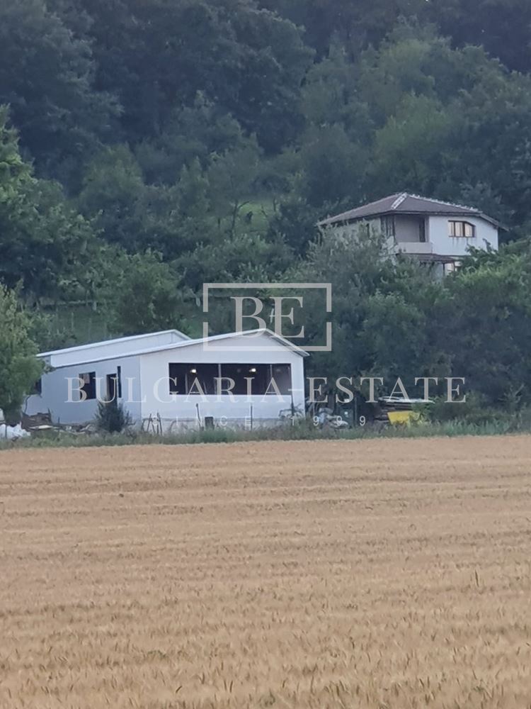 Къща във вилната зона на с. Осеново - 0