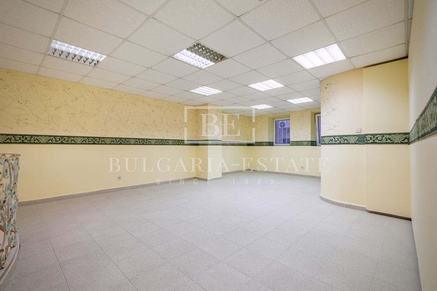 Ексклузивно от България Естейт: Магазин и Коктейл Бар в Центъра на Варна - 0