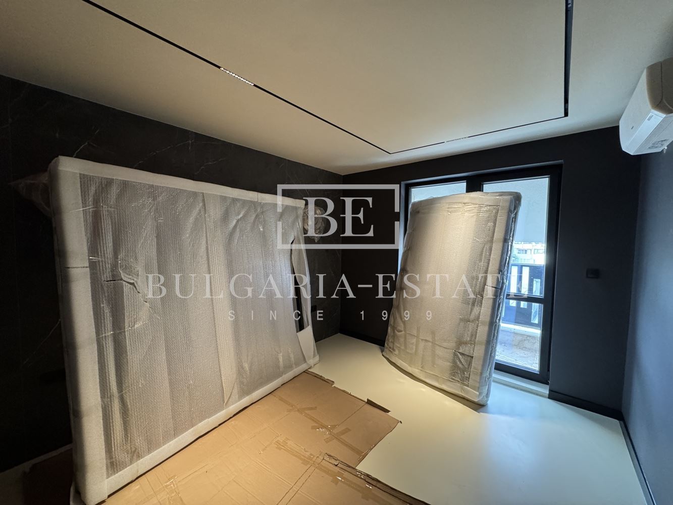 Просторен тристаен апартамент в предпочитан централен район - 0