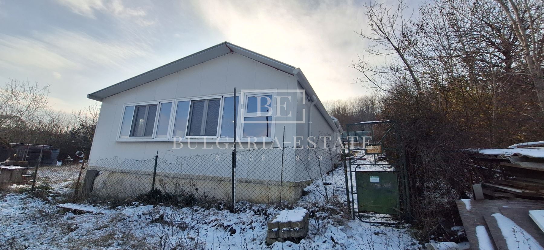 Къща във вилната зона на с. Осеново - 0