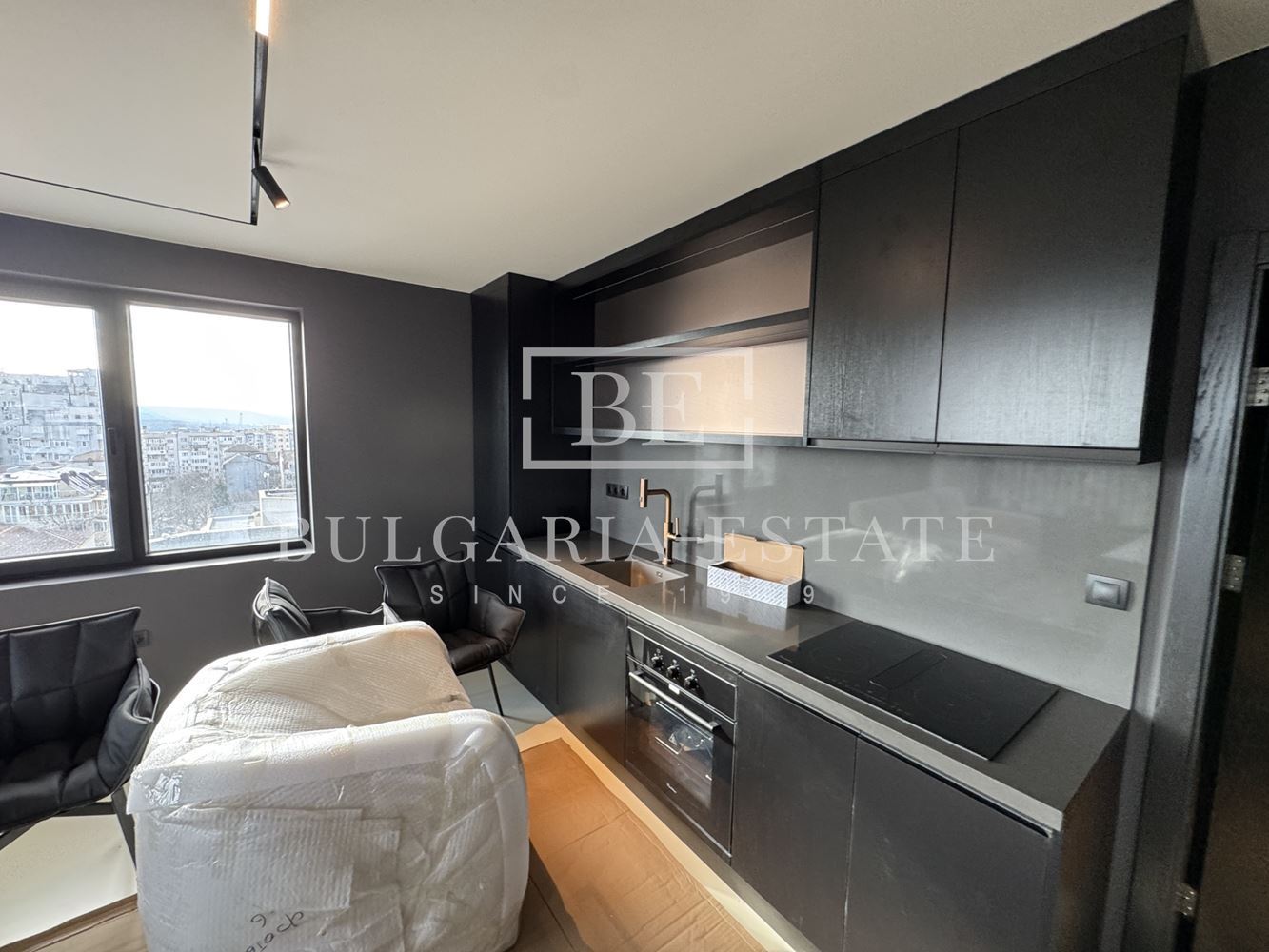 Просторен тристаен апартамент в предпочитан централен район - 0