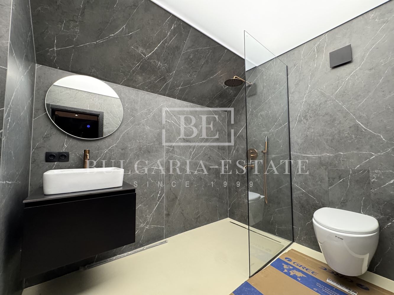 Просторен тристаен апартамент в предпочитан централен район - 0