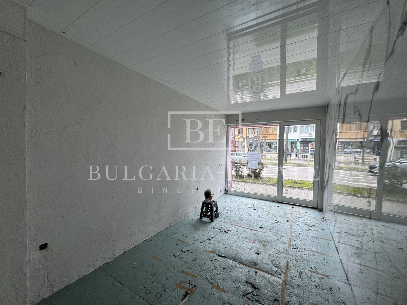 МАГАЗИН на главен бул. Цар Освободител, гр. Варна, Червен Площад - 0