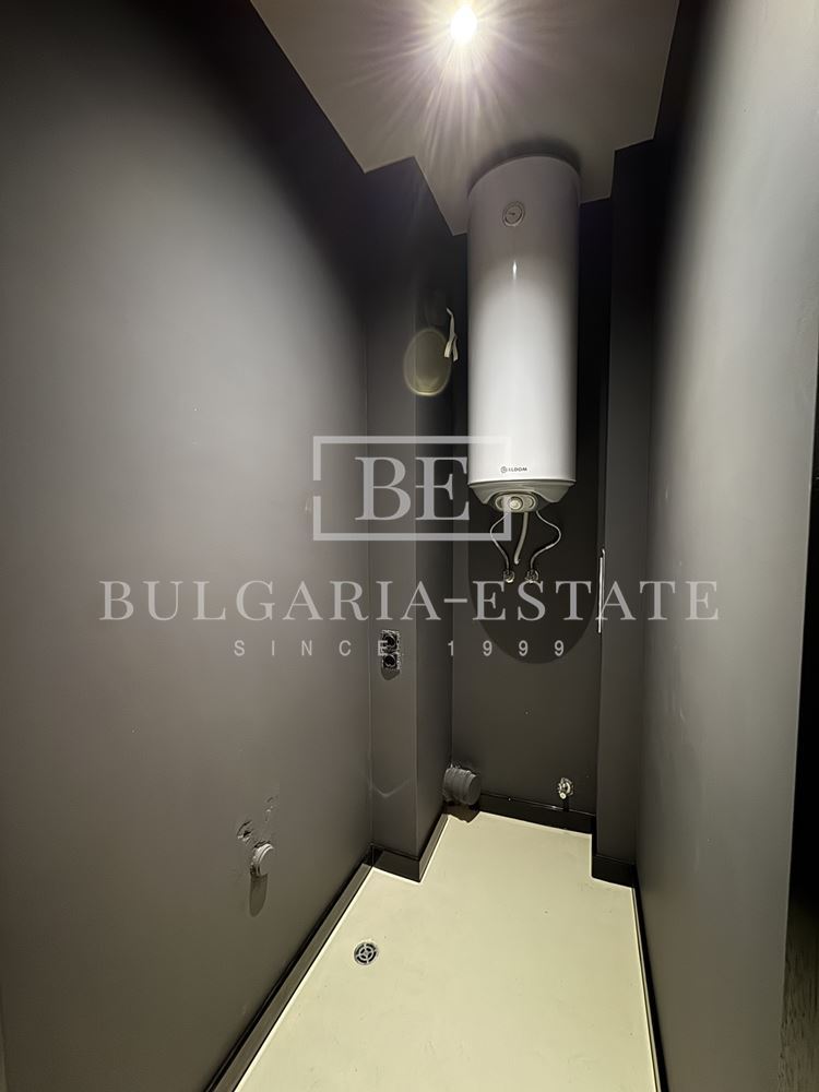 Просторен тристаен апартамент в предпочитан централен район - 0