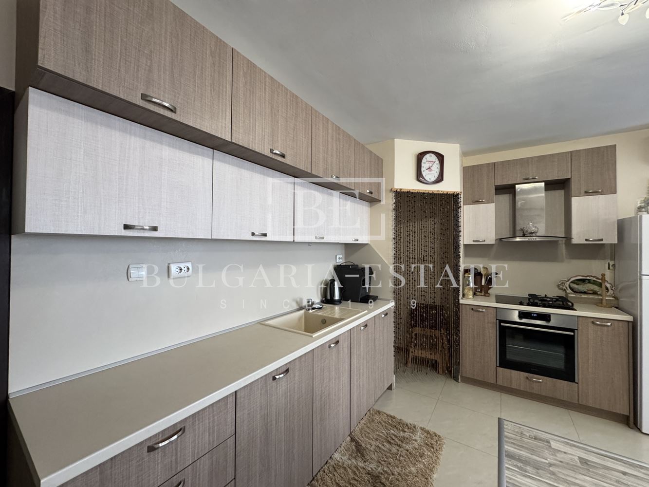 🏡 Стилно обзаведен тристаен апартамент с паркомясто в с. Езерово - 0