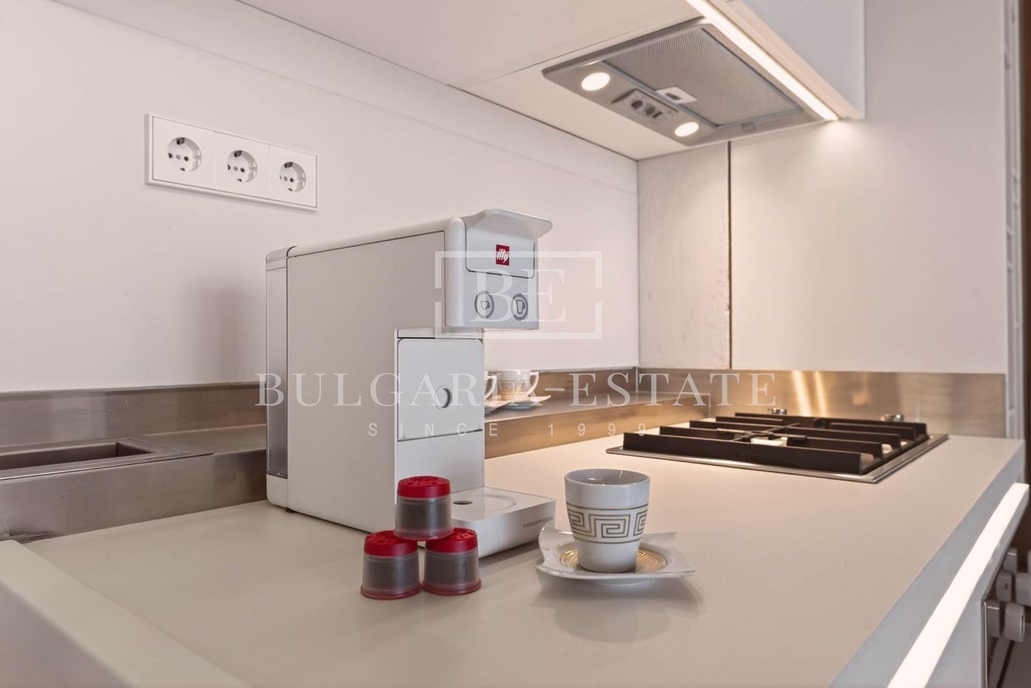 ✨ Двустаен Апартамент BEAUTY под наем – дизайнерски лукс в „Умната сграда“, Варна 🌊 - 0