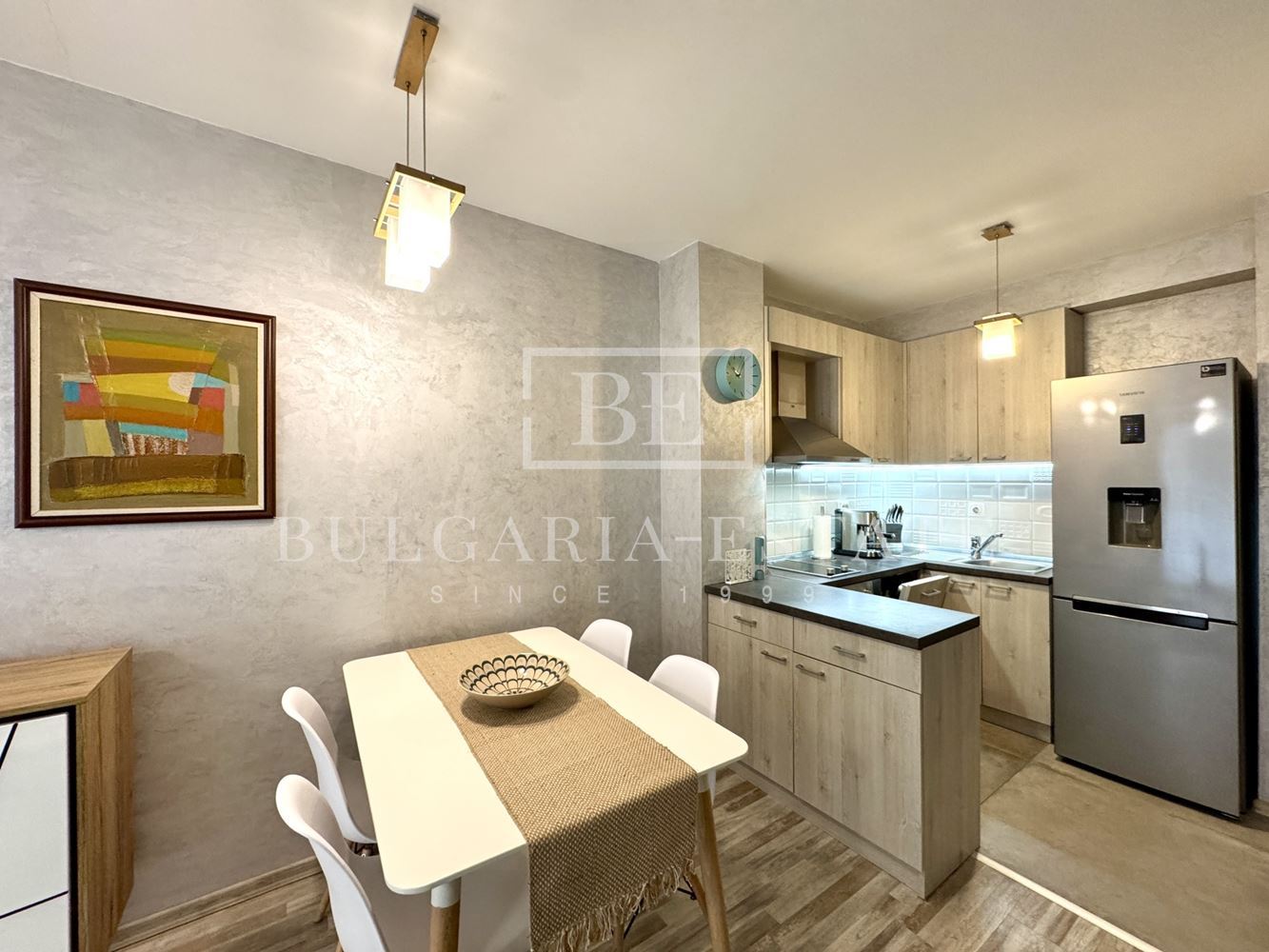 Луксозен двустаен апартамент под наем с подземно паркомясто в центъра на Варна - 0