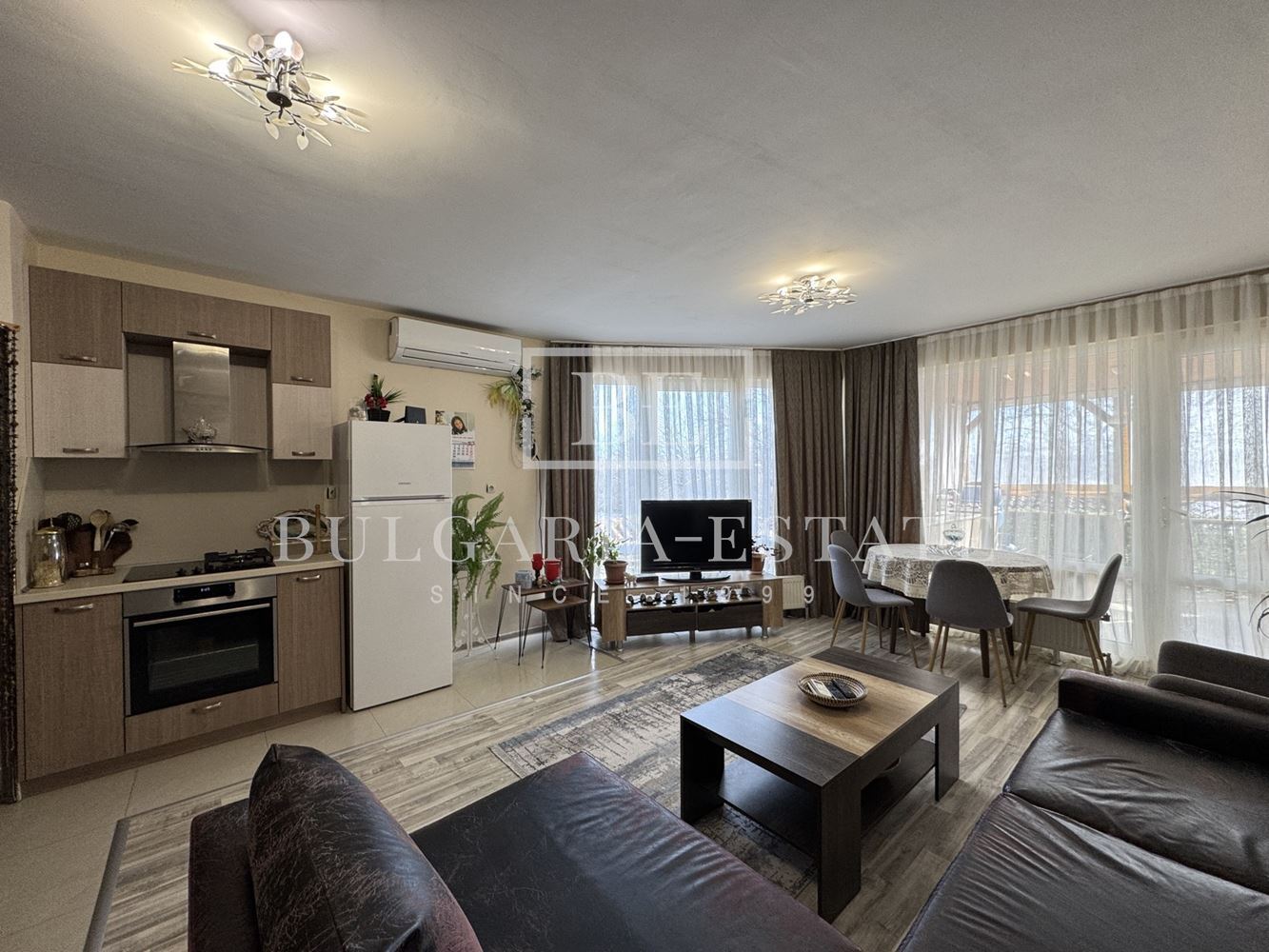 🏡 Стилно обзаведен тристаен апартамент с паркомясто в с. Езерово - 0