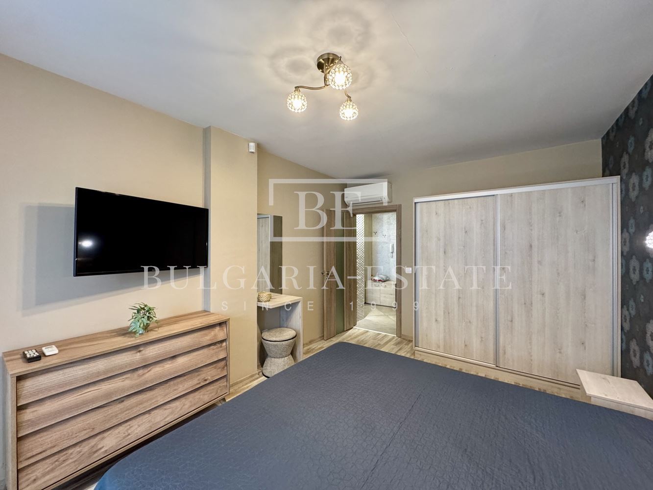 Луксозен двустаен апартамент под наем с подземно паркомясто в центъра на Варна - 0